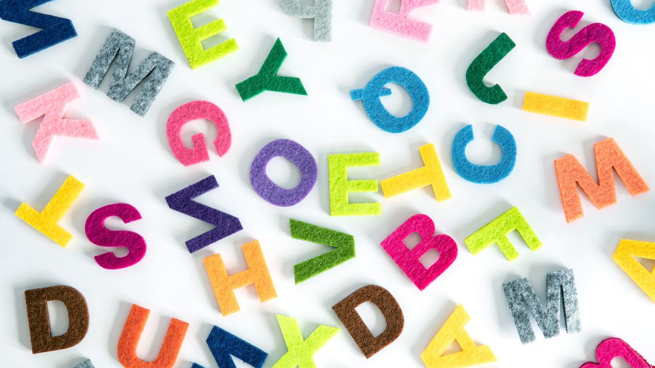 Skuteczna nauka języków obcych, czyli jak osiągnąć swój cel? Na zdjęciu kolorowe literki.