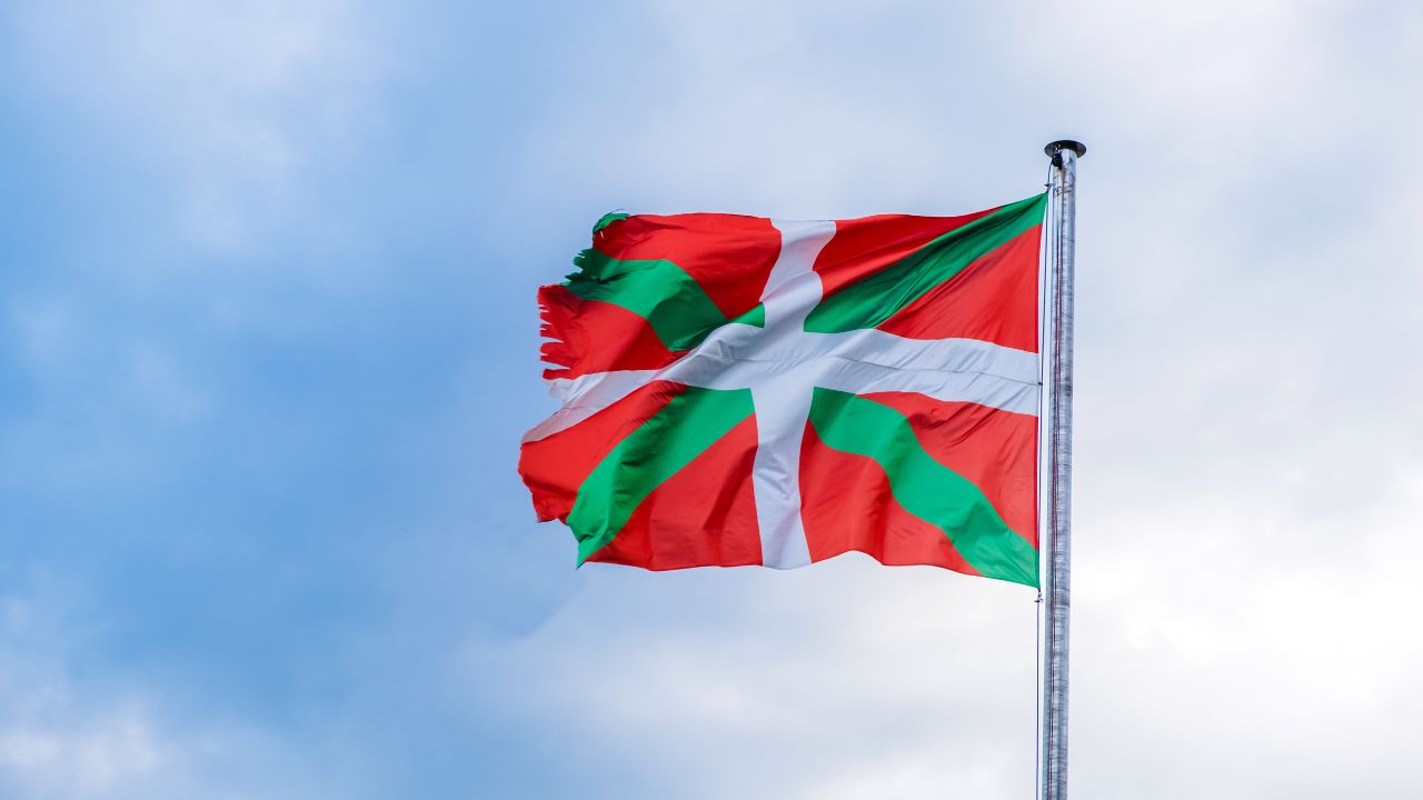 Równie unikalny, co tajemniczy. Język Basków – co o nim wiemy? Na zdjęciu flaga kraju Basków.