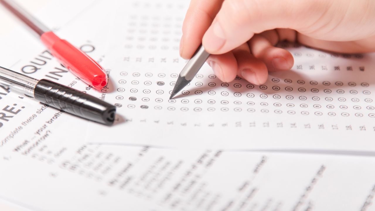 Jak wygląda test poziomujący z angielskiego? Na zdjęciu ktoś odpowiada na teście.