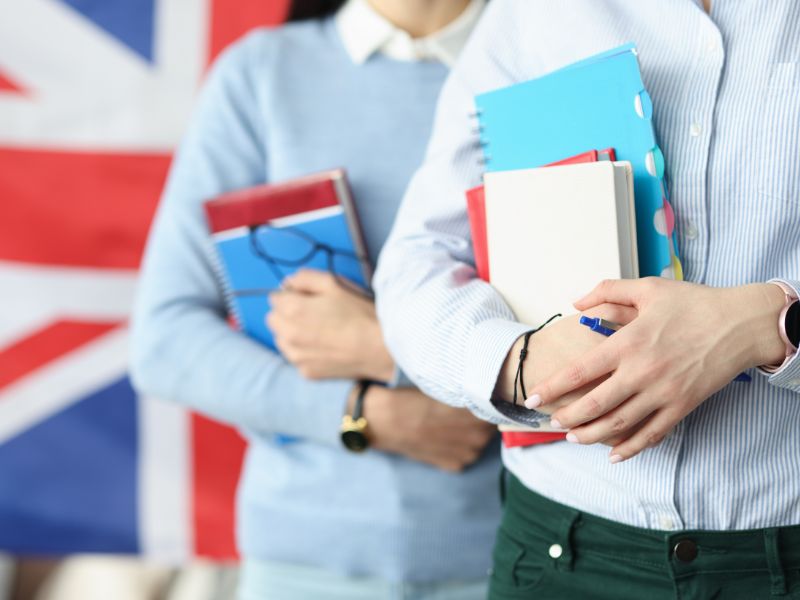 Tłumacz przysięgły języka angielskiego to ciekawy zawód za niezłe pieniądze! NA zdjęciu dwie tłumaczki.