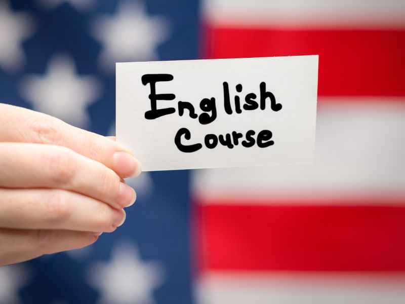 Kurs języka angielskiego za darmo. Czy warto? Na zdjęciu karteczka.