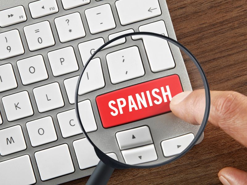 Nauka języka hiszpańskiego online. Jakie daje korzyści? Na zdjęciu klawisz SPANISH na klawiaturze komputerowej.