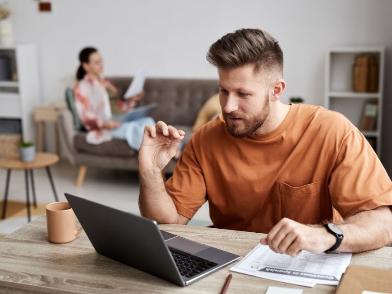 Nauka języka hiszpańskiego od podstaw. Jak zacząć? Na zdjęciu mężczyzna uczy się języka online.