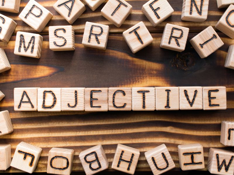 W świecie języka angielskiego przymiotniki odgrywają kluczową rolę. Pozwalają nie tylko na opisywanie rzeczy, osób czy sytuacji, ale także na wyrażanie emocji i opinii.
