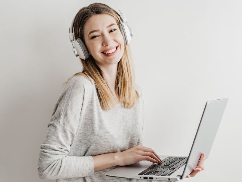 Kurs języka angielskiego B2 – czego się na nim nauczysz? Na zdjęciu młoda studentka angielskiego.