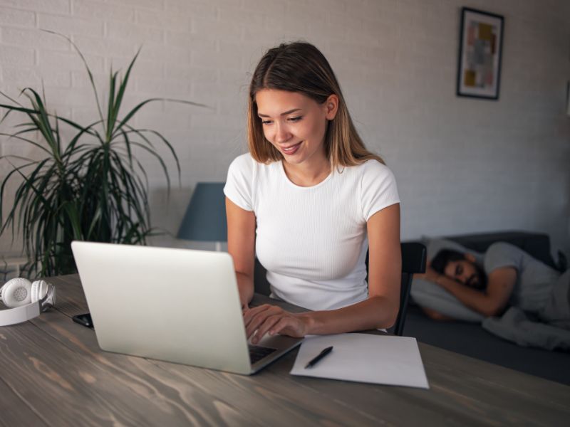 Czy szybki kurs języka angielskiego jest skuteczny? Na zdjęciu kobieta na kursie przed laptopem w domu.